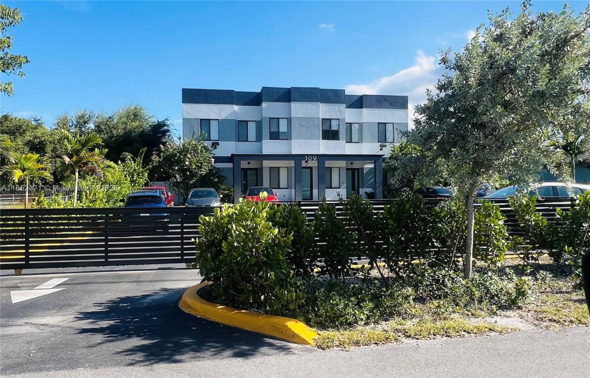 Townhouse for rent at 309 NW 7th Court #2, Hallandale, FL 33009