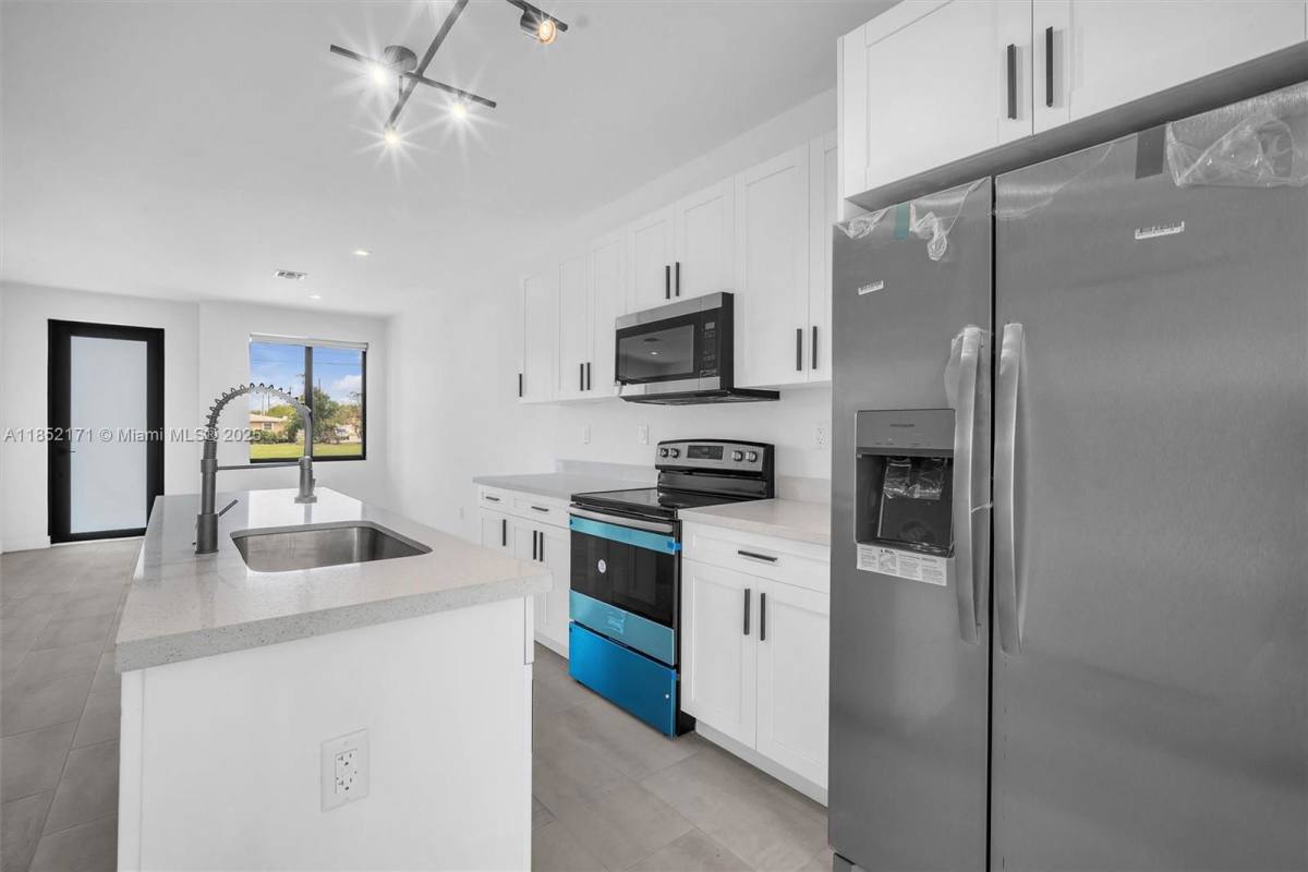 Townhouse for rent at 309 NW 7th Court #2, Hallandale, FL 33009