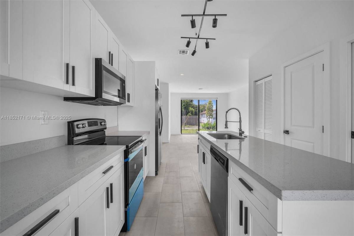 Townhouse for rent at 309 NW 7th Court #2, Hallandale, FL 33009