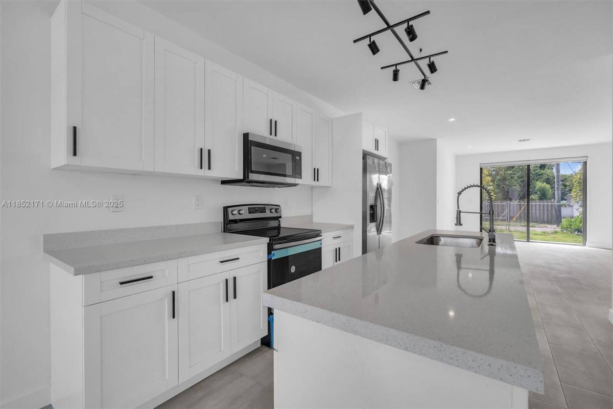 Townhouse for rent at 309 NW 7th Court #2, Hallandale, FL 33009