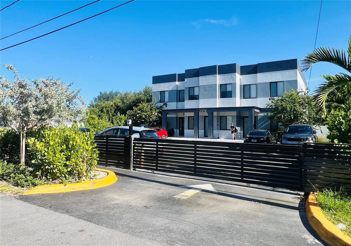 Townhouse for rent at 309 NW 7th Court #2, Hallandale, FL 33009