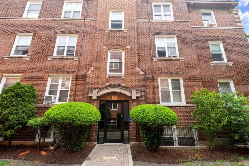 Apartment for rent at 654 W Oakdale #1S, Chicago, IL 60657