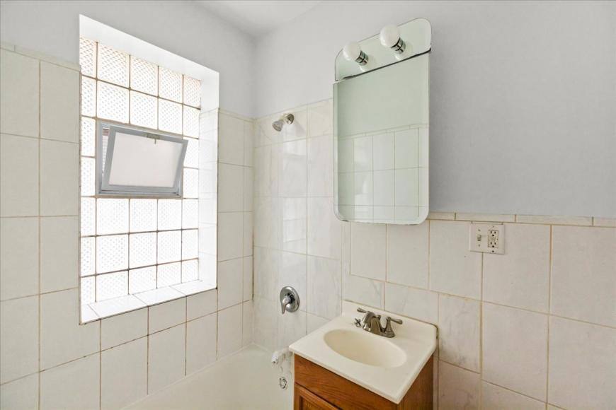 Apartment for rent at 654 W Oakdale #1S, Chicago, IL 60657