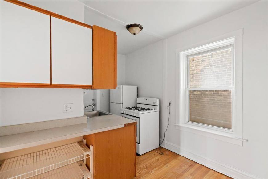 Apartment for rent at 654 W Oakdale #1S, Chicago, IL 60657