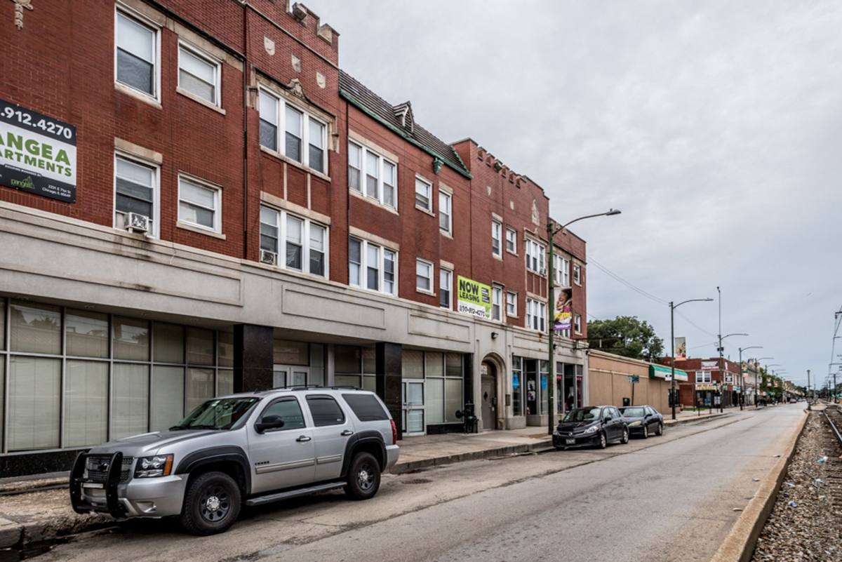 Apartment for rent at 1931 E 71st St, Chicago, IL 60649