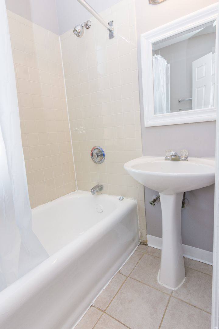 Apartment for rent at 7147 S Jeffery Blvd, Chicago, IL 60649