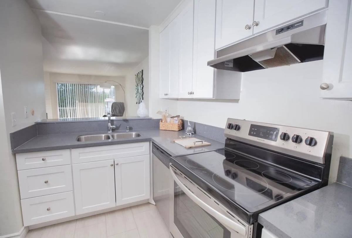 Apartment for rent at 12325 Chandler Blvd, Valley Village, CA 91607