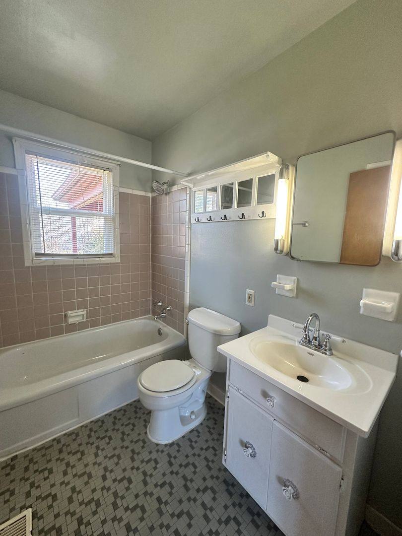 Apartment for rent at 3009 Rosedale Blvd, Louisville, KY 40220
