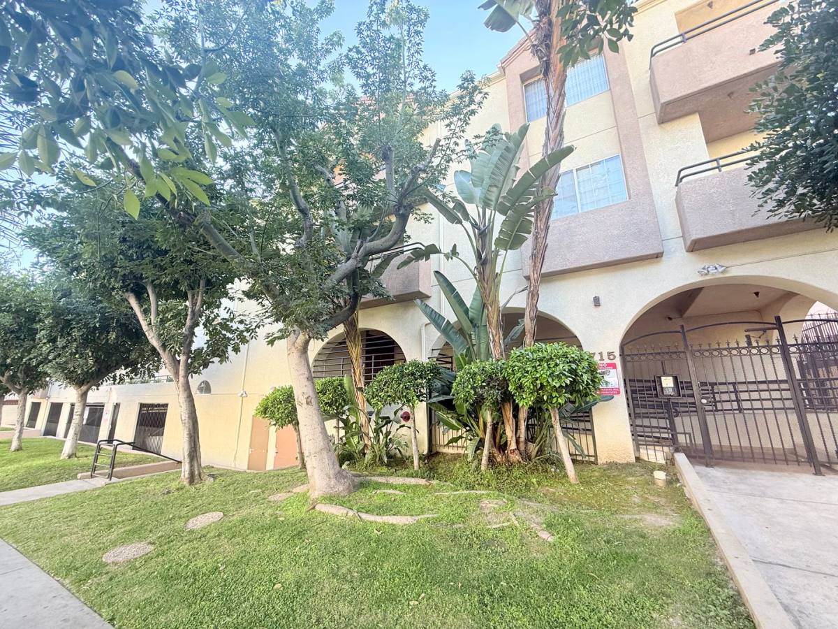 Apartment for rent at 715 S Oxford Ave, Los Angeles, CA 90005