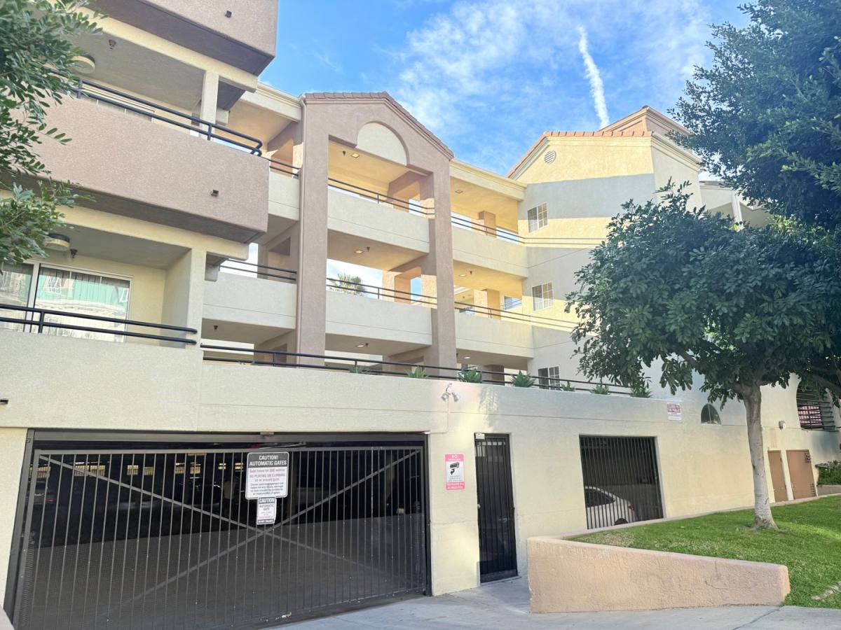 Apartment for rent at 715 S Oxford Ave, Los Angeles, CA 90005