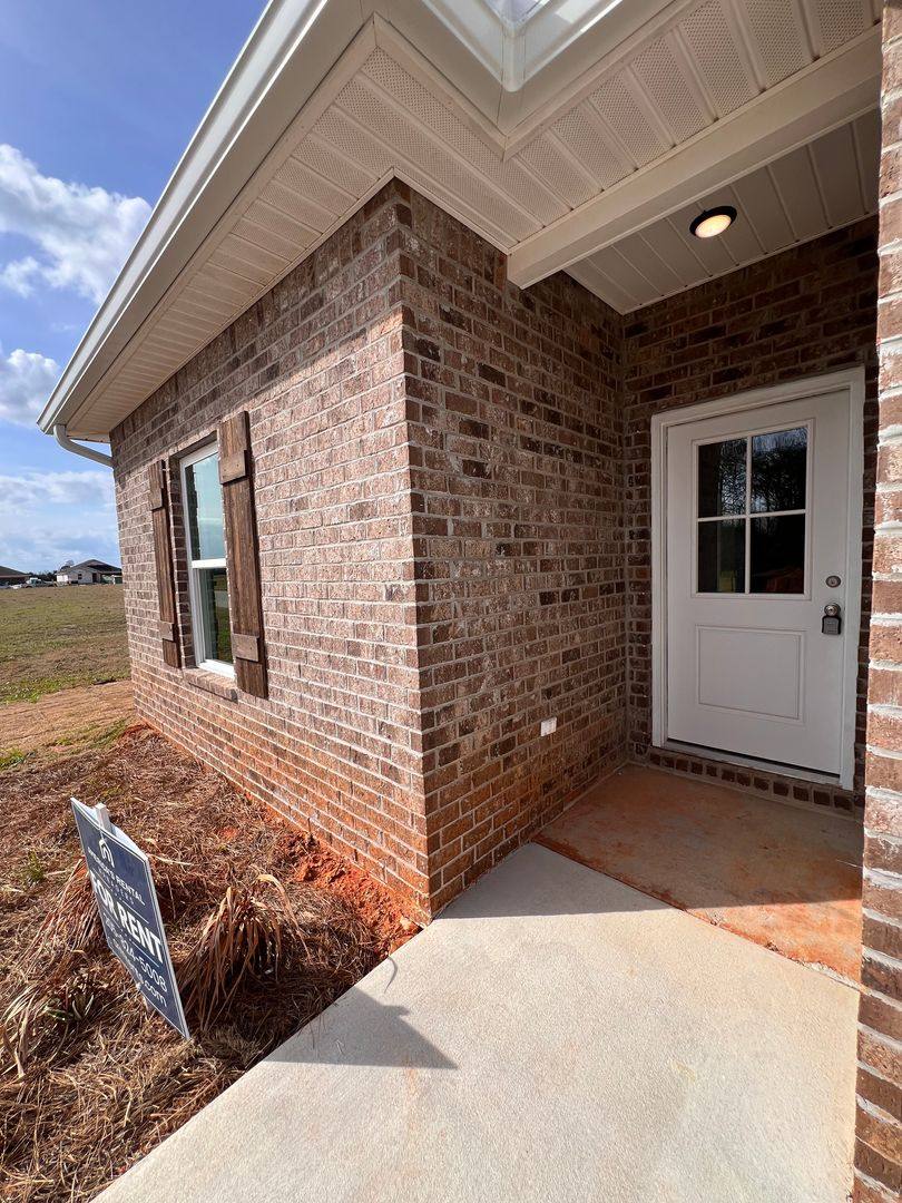 House for rent at 19617 Amberley Rd, Robertsdale, AL 36567