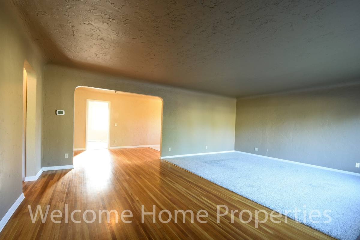 House for rent at 24 SE 4th St, College Place, WA 99324