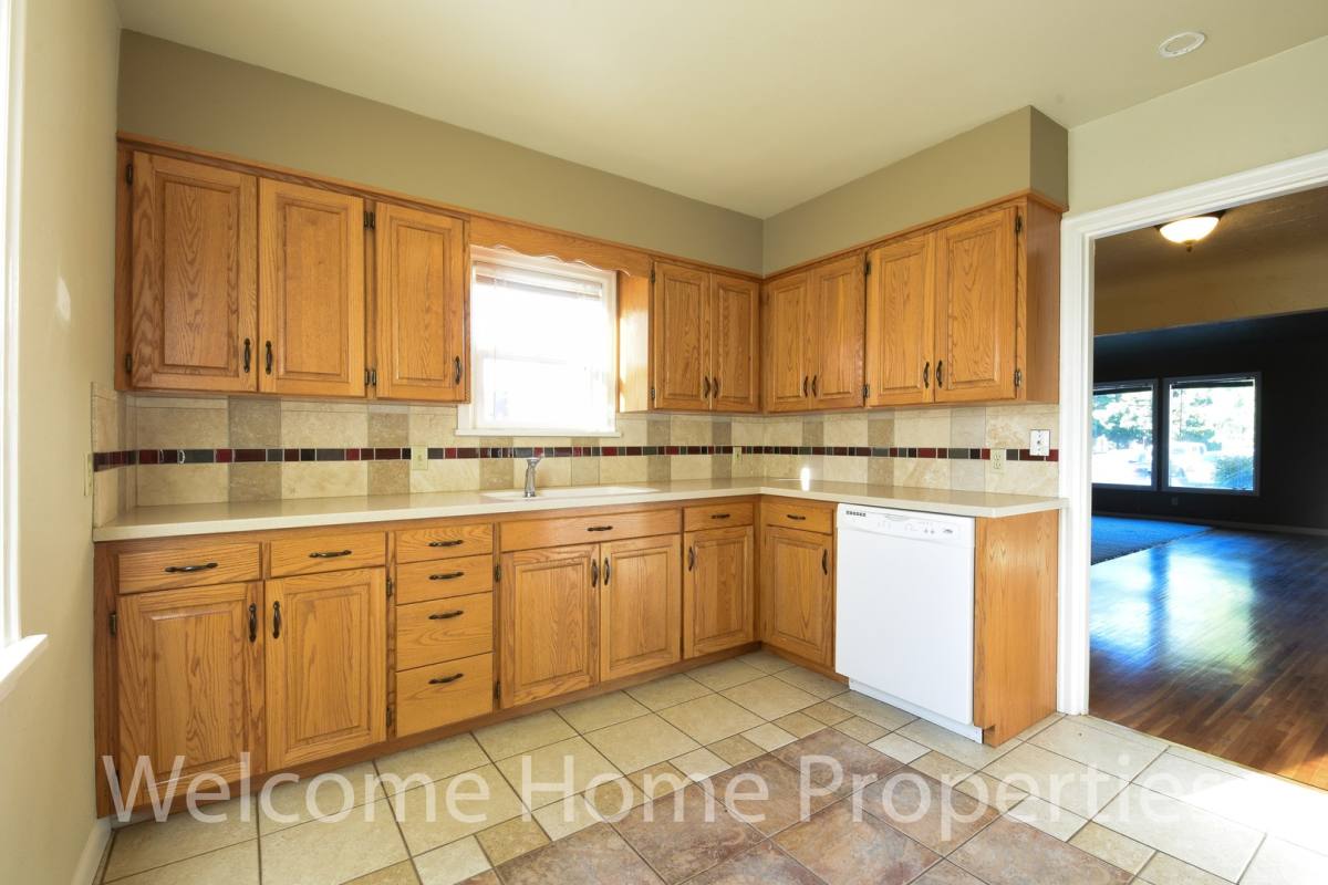 House for rent at 24 SE 4th St, College Place, WA 99324