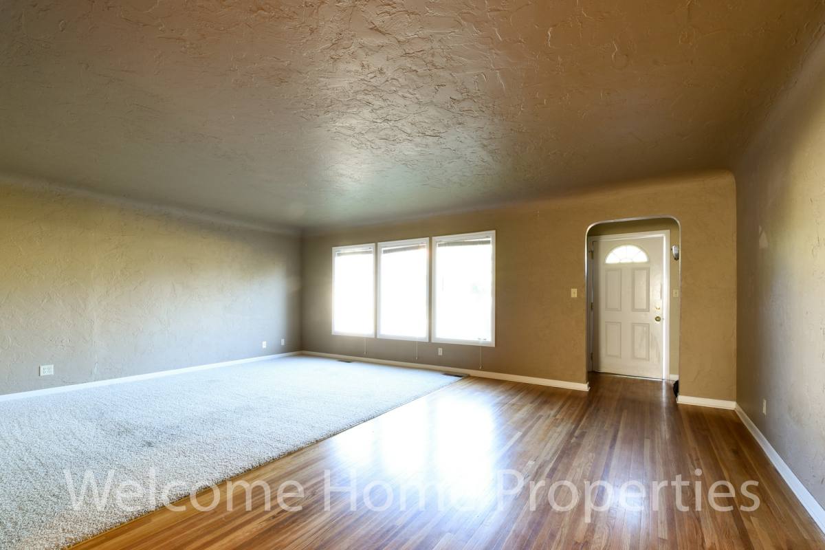 House for rent at 24 SE 4th St, College Place, WA 99324