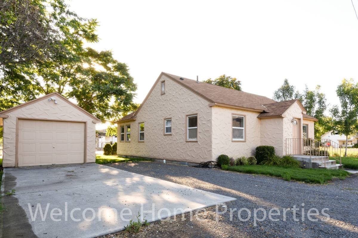 House for rent at 24 SE 4th St, College Place, WA 99324