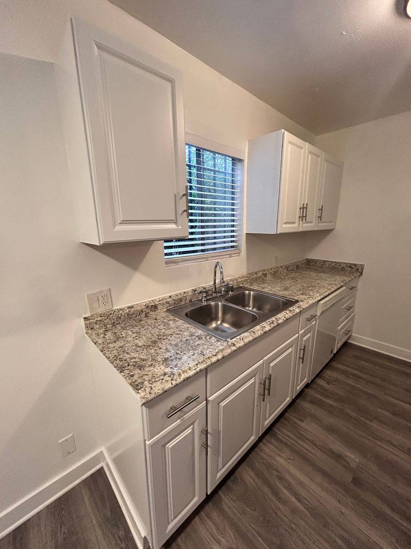 Apartment for rent at 1220 S Manhattan Place, Los Angeles, CA 90019