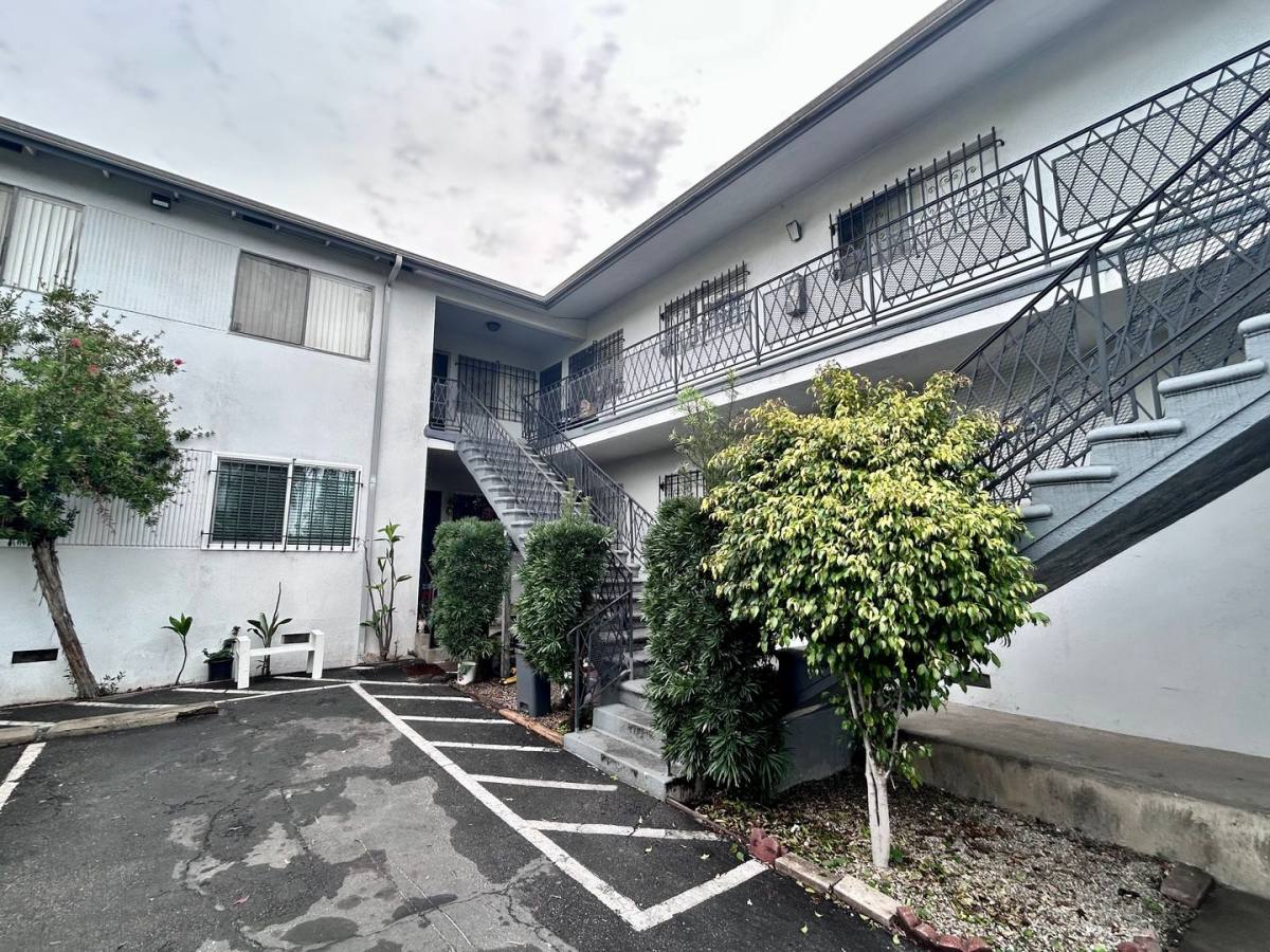 Apartment for rent at 1220 S Manhattan Place, Los Angeles, CA 90019