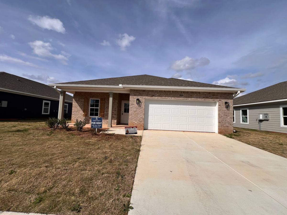 House for rent at 19641 Amberley Rd, Robertsdale, AL 36567