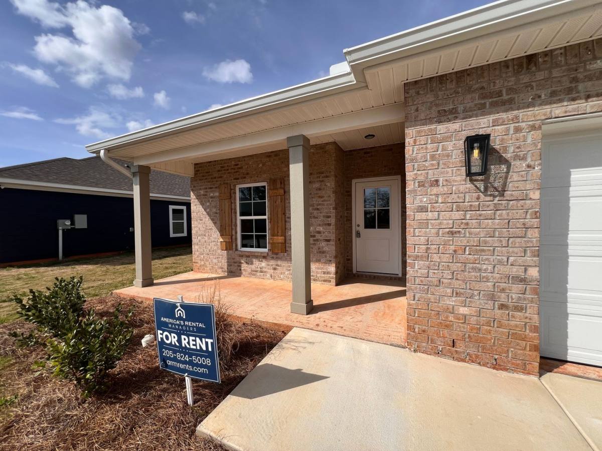 House for rent at 19641 Amberley Rd, Robertsdale, AL 36567