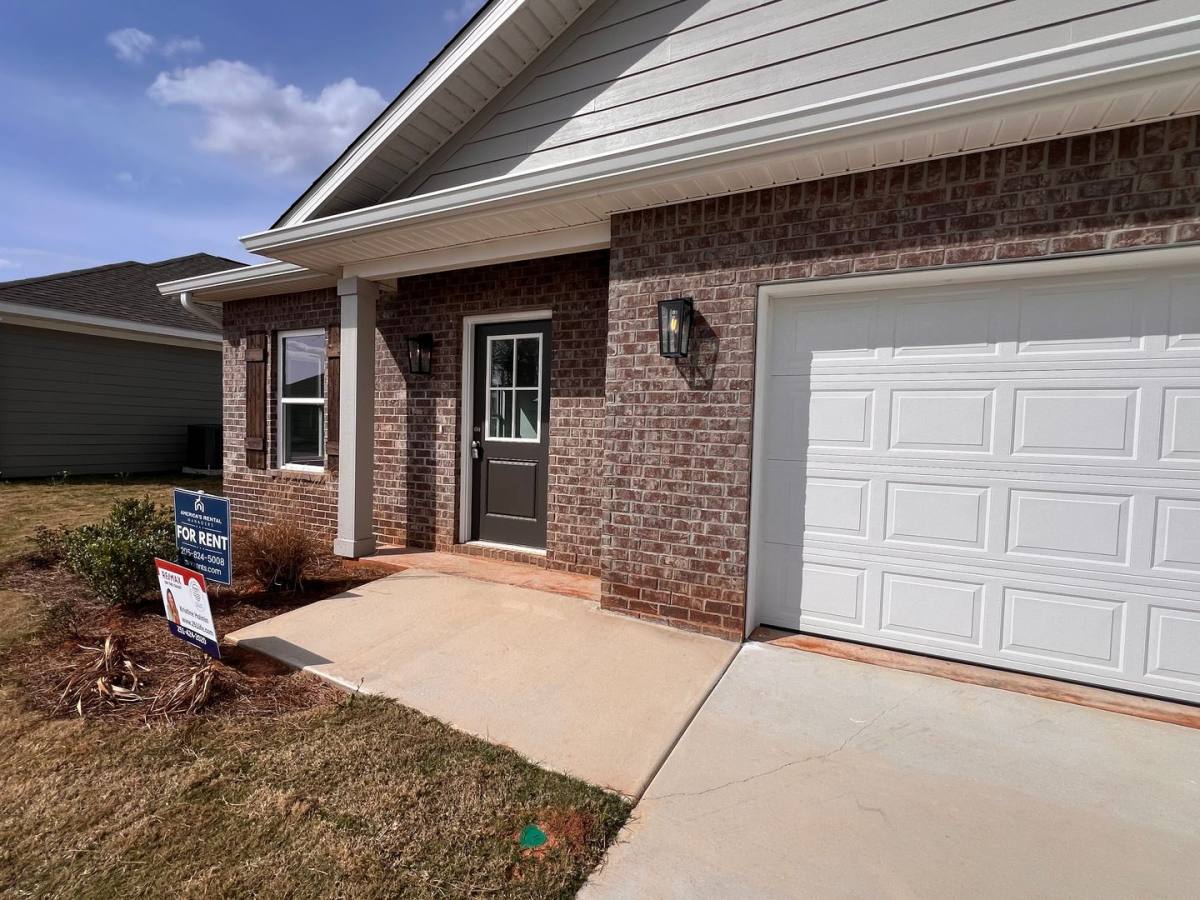 House for rent at 19651 Amberley Rd, Robertsdale, AL 36567