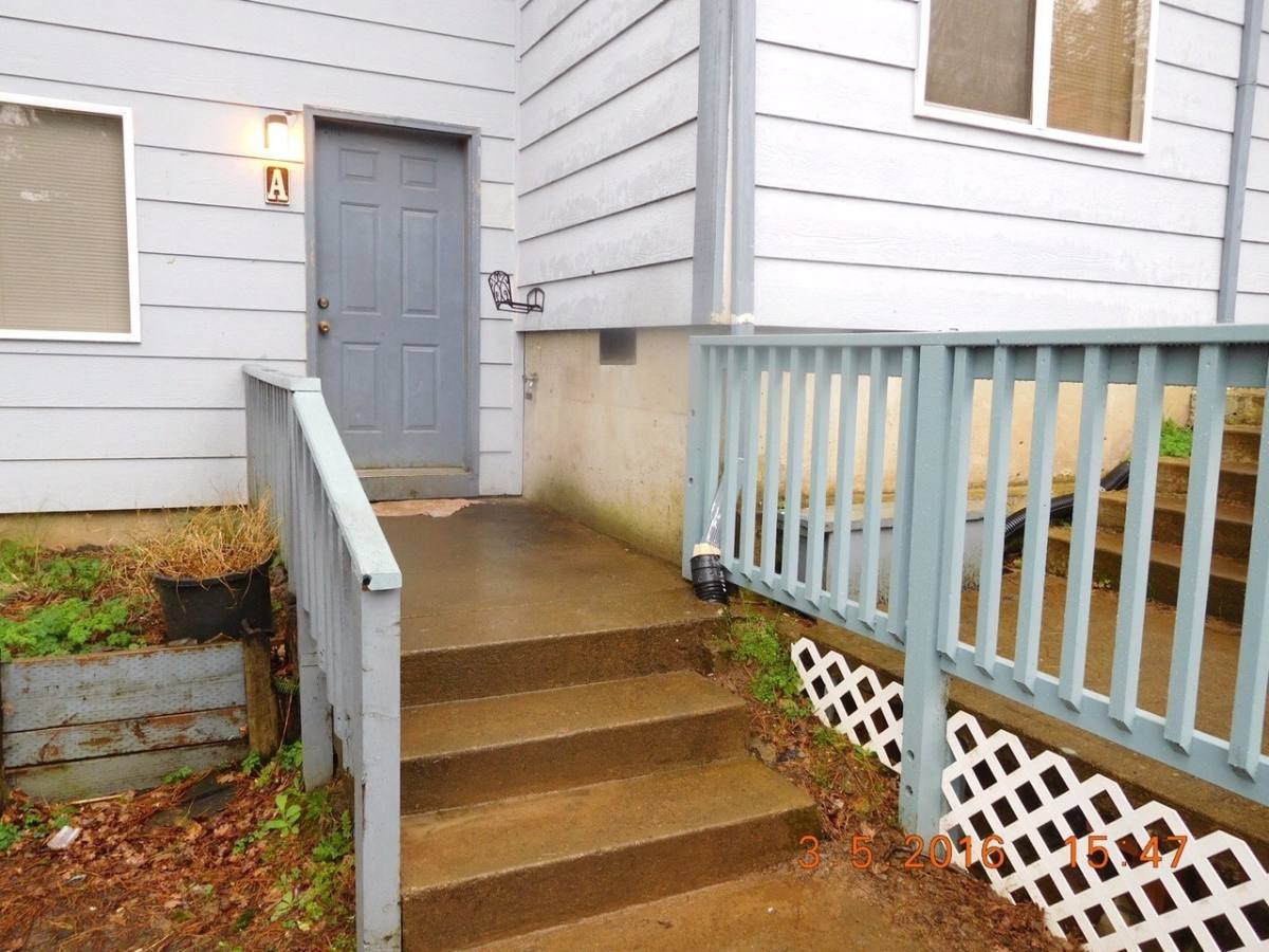 Apartment for rent at 752 SE 4th St, Toledo, OR 97391