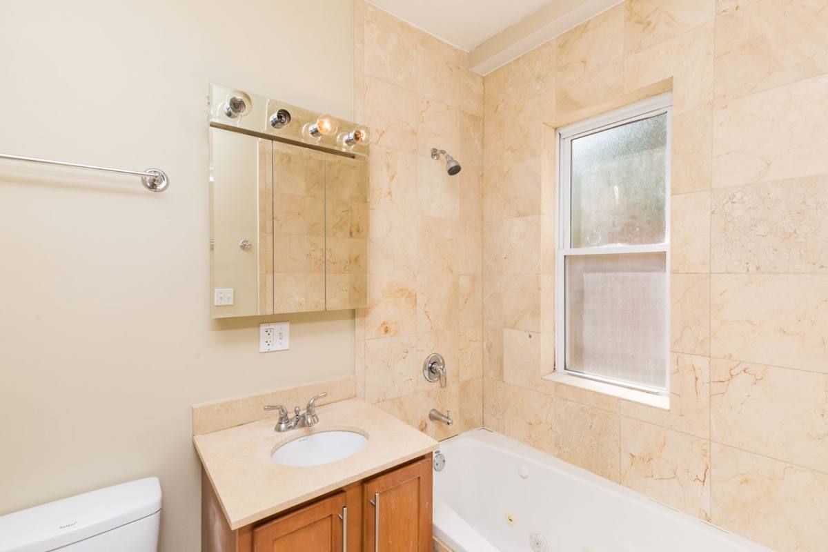 Apartment for rent at 1638-46 W Greenleaf Ave, Chicago, IL 60626