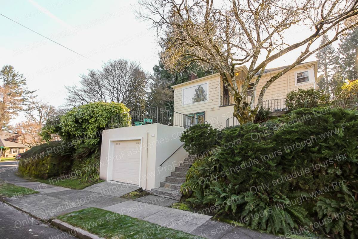 House for rent at 616 SW Moss St, Portland, OR 97219