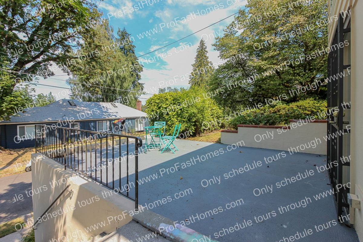 House for rent at 616 SW Moss St, Portland, OR 97219