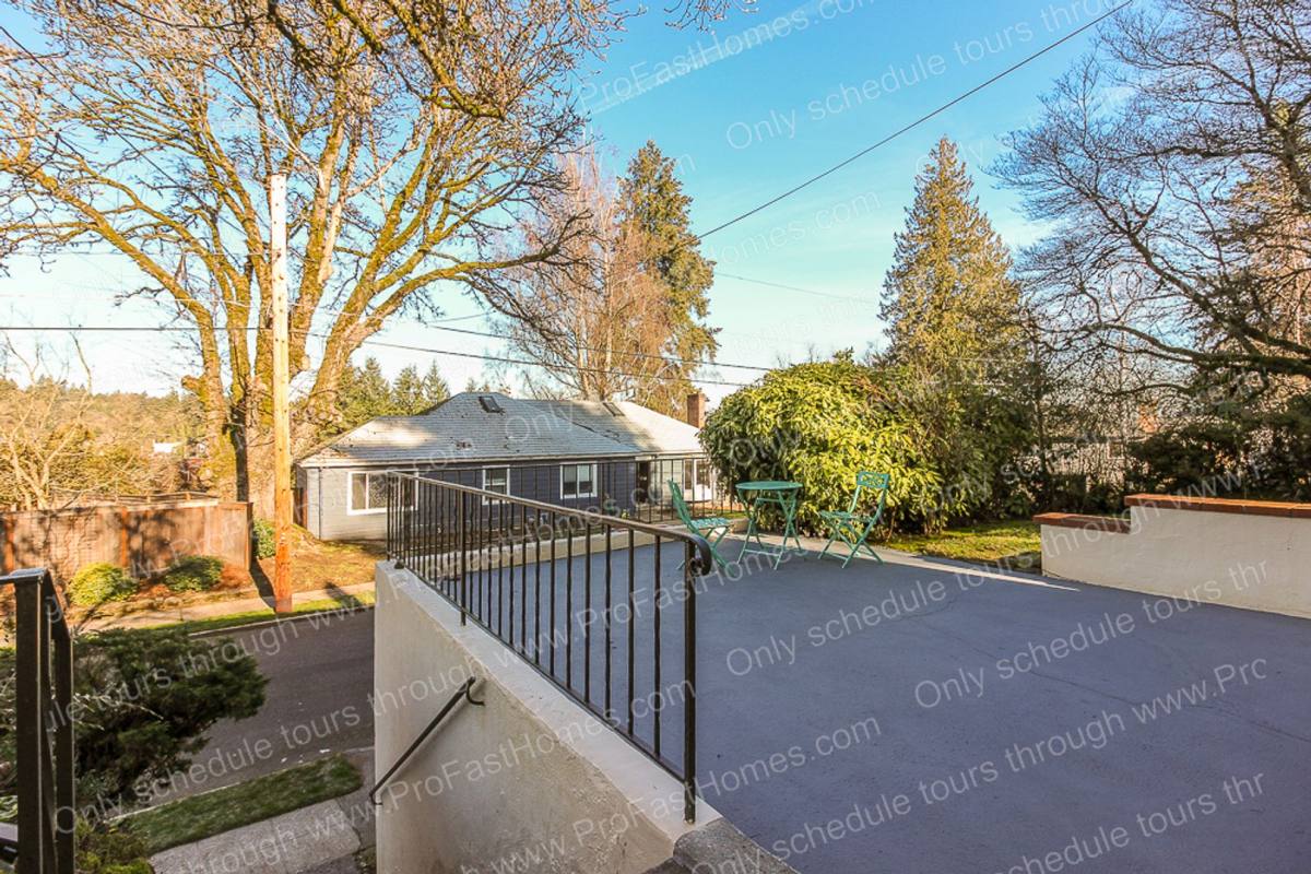 House for rent at 616 SW Moss St, Portland, OR 97219