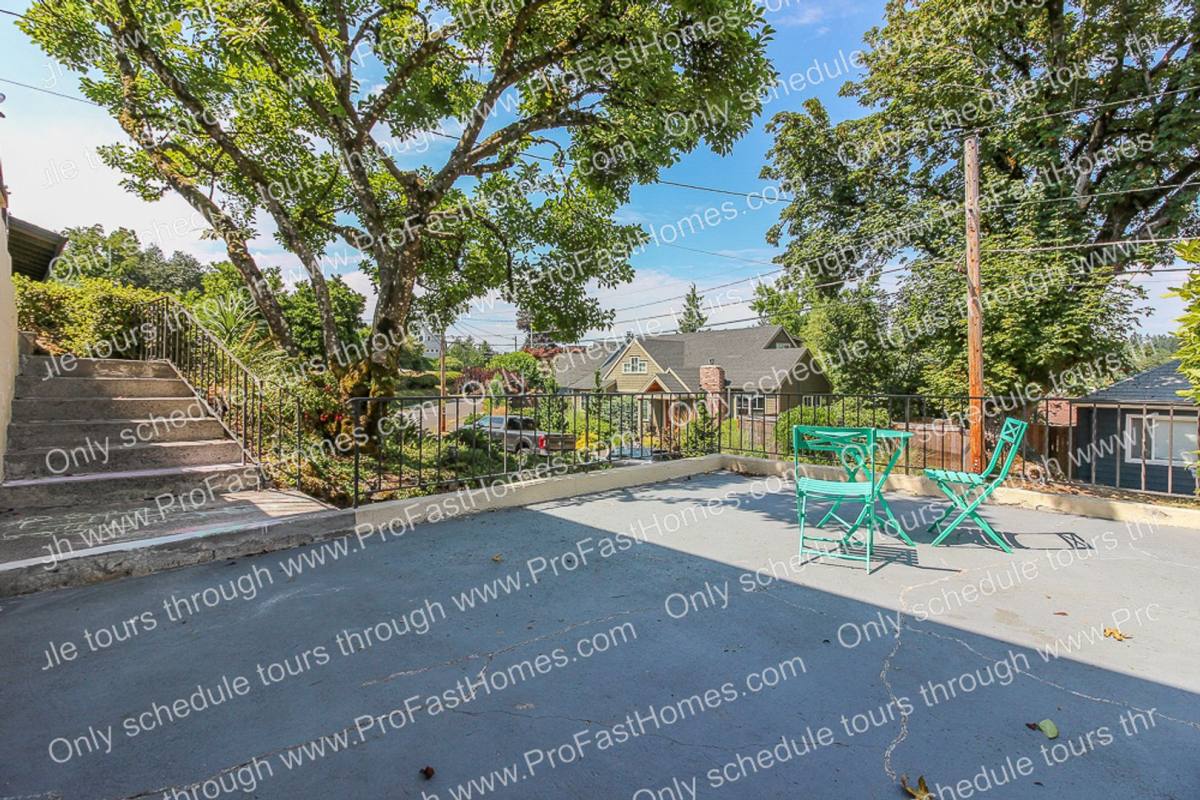 House for rent at 616 SW Moss St, Portland, OR 97219