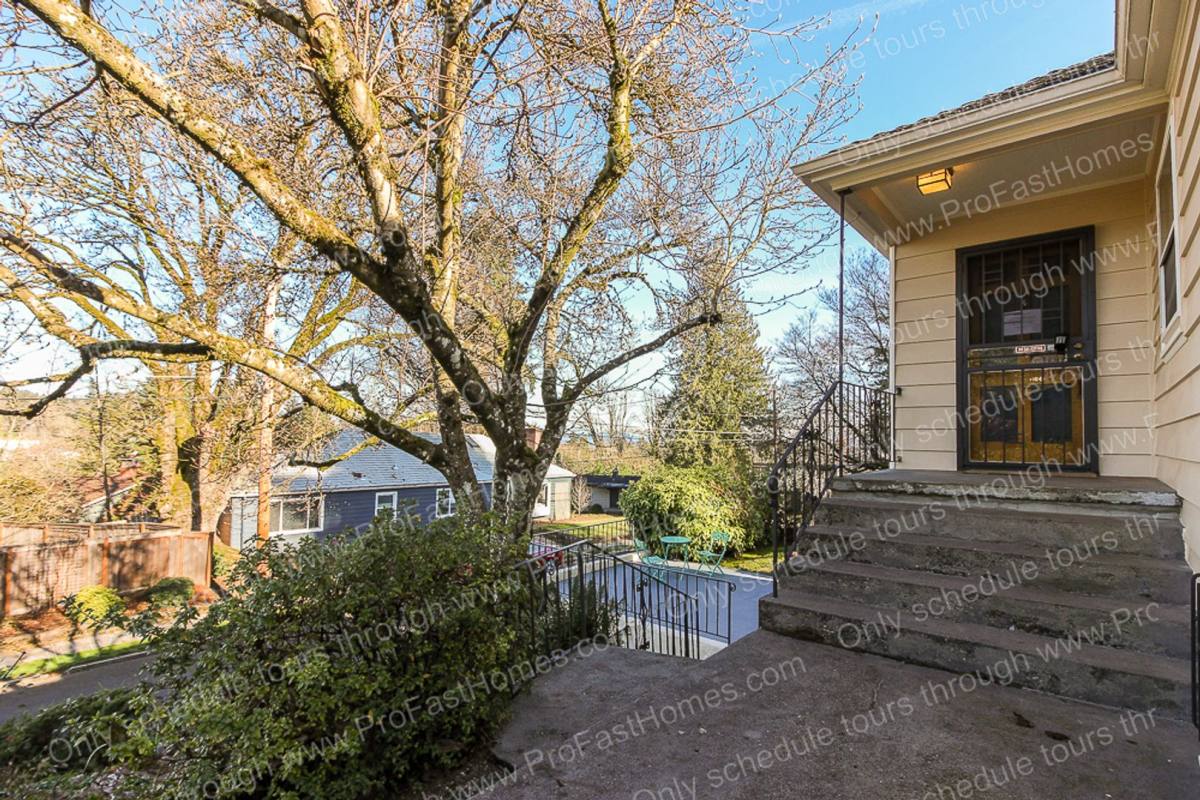 House for rent at 616 SW Moss St, Portland, OR 97219