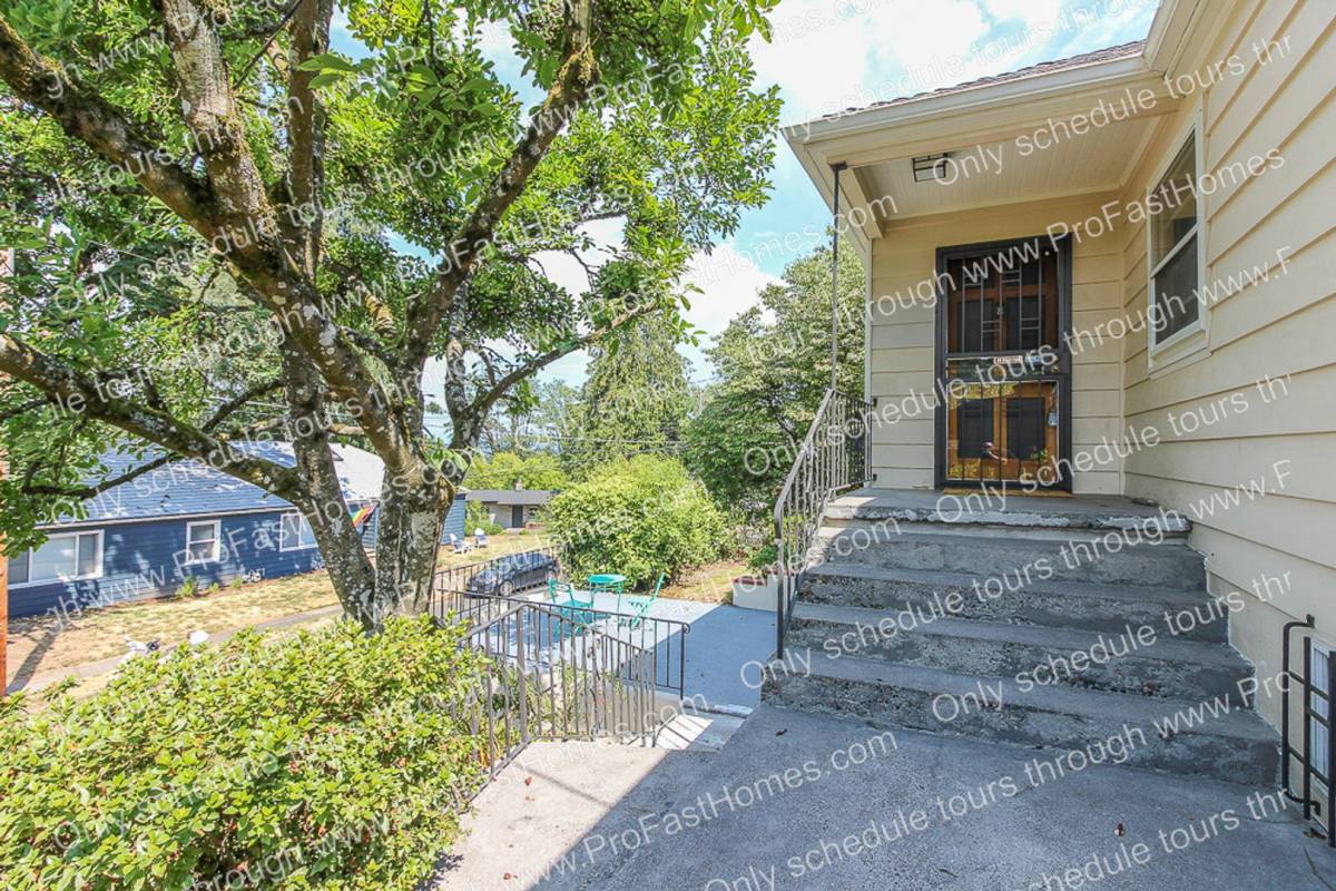 House for rent at 616 SW Moss St, Portland, OR 97219