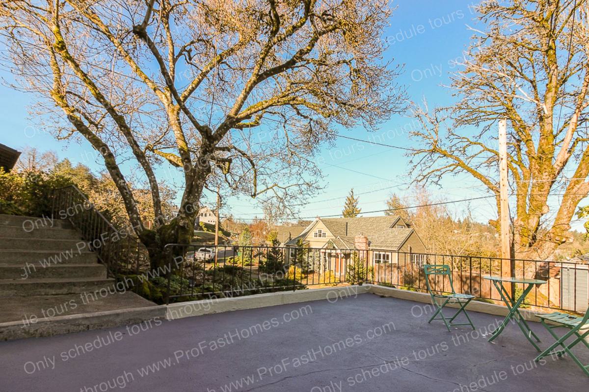 House for rent at 616 SW Moss St, Portland, OR 97219
