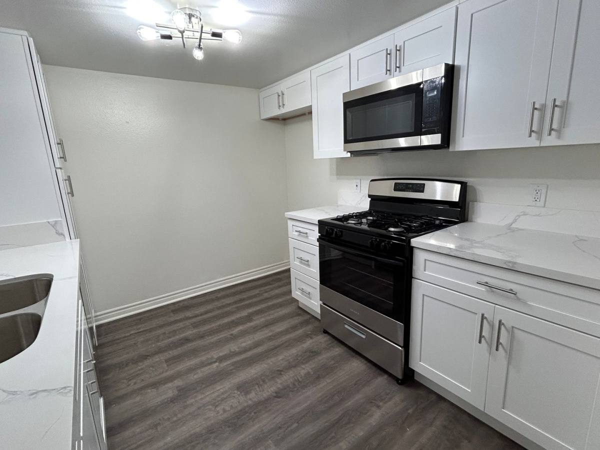 Apartment for rent at 7500 Crescent Ave, Buena Park, CA 90620
