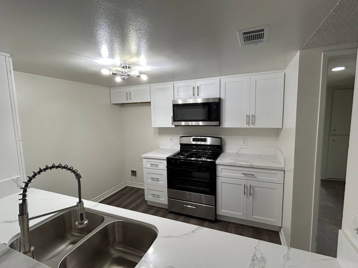 Apartment for rent at 7500 Crescent Ave, Buena Park, CA 90620