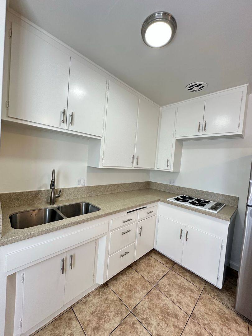 Apartment for rent at 9462 Oak St, Bellflower, CA 90706