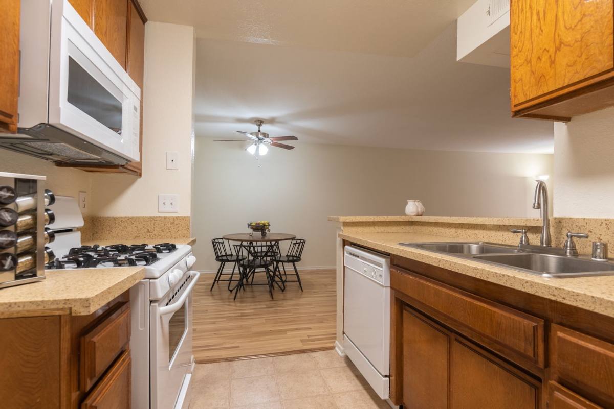 Apartment for rent at 11495 Riverside Dr, North Hollywood, CA 91602