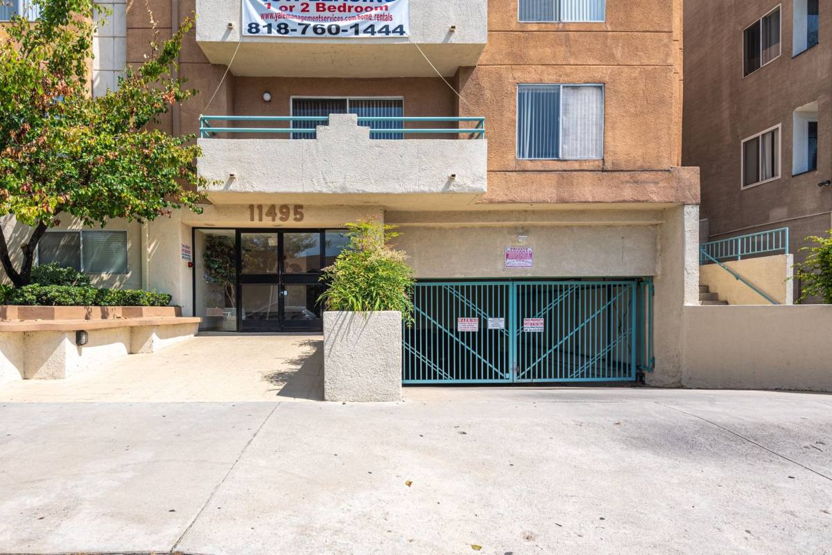 Apartment for rent at 11495 Riverside Dr, North Hollywood, CA 91602