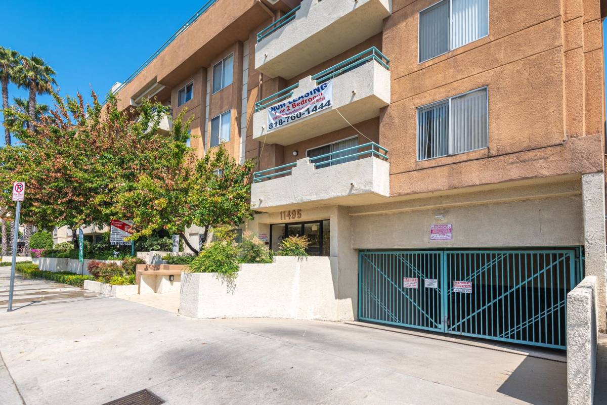 Apartment for rent at 11495 Riverside Dr, North Hollywood, CA 91602