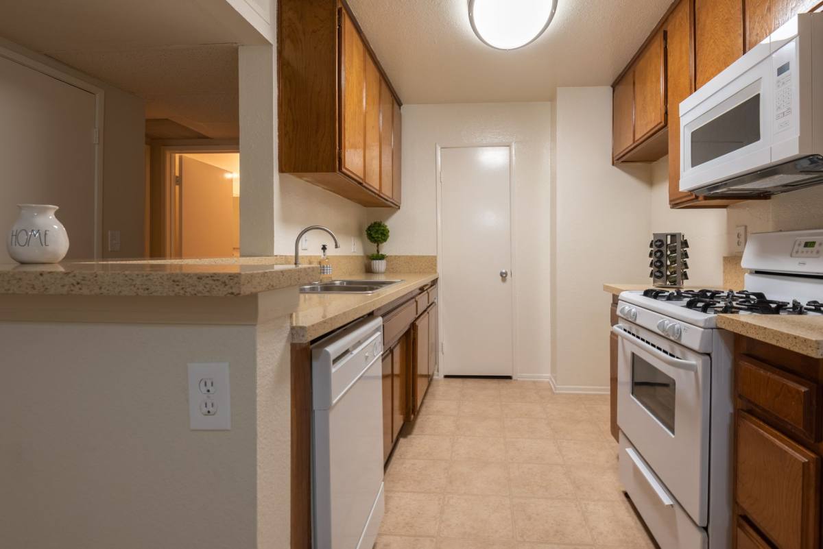 Apartment for rent at 11495 Riverside Dr, North Hollywood, CA 91602
