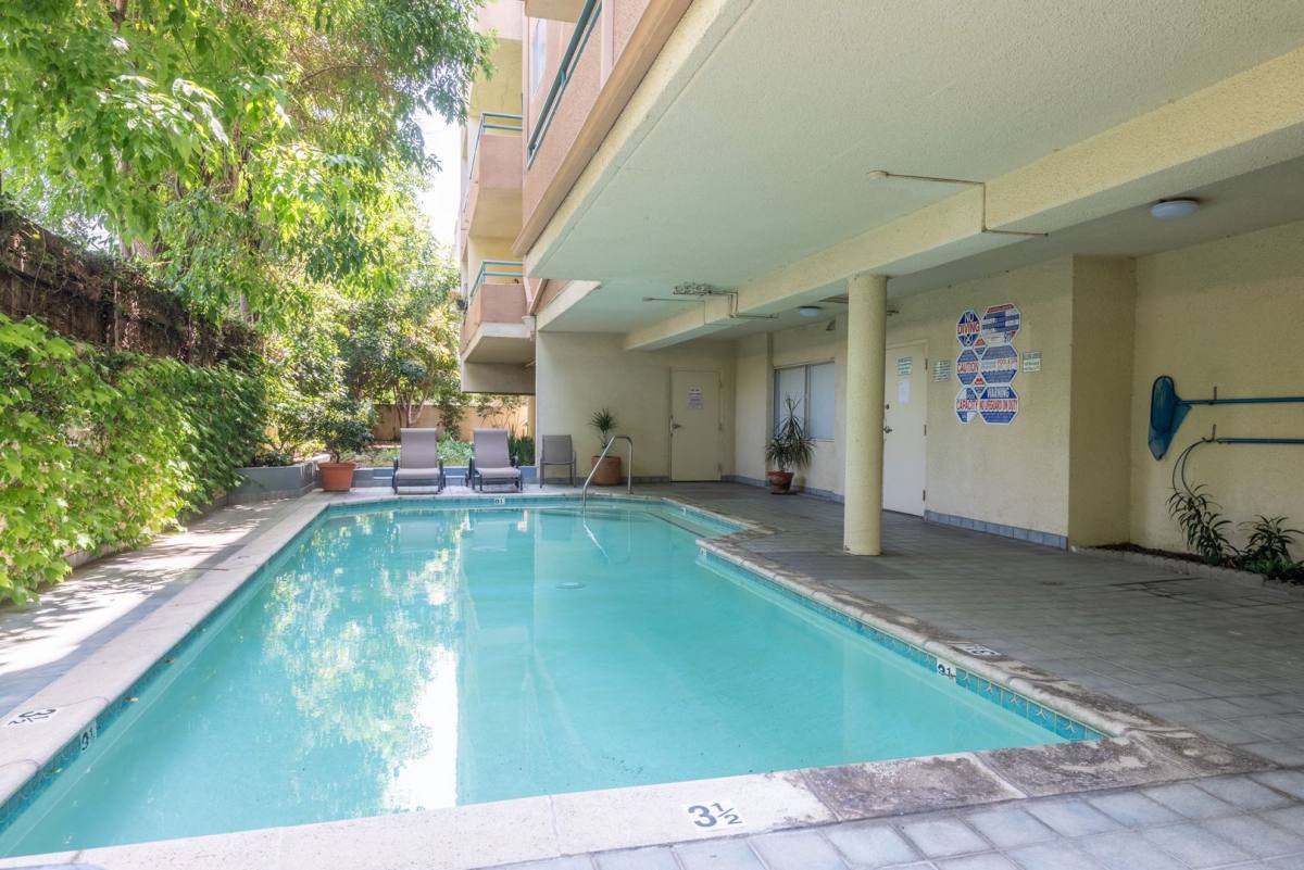 Apartment for rent at 11495 Riverside Dr, North Hollywood, CA 91602