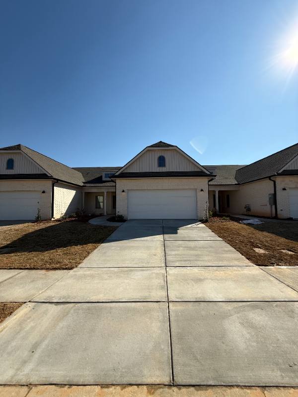 Townhouse for rent at 6063 Gardner Maples Dr, Owens Cross Roads, AL 35763