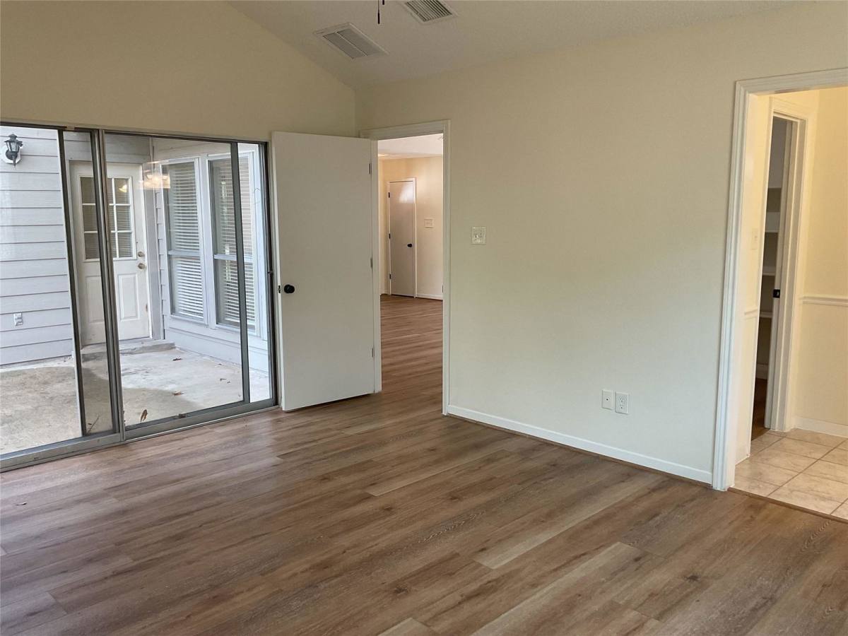 House for rent at 28 E Lance Leaf Rd, Spring, TX 77381