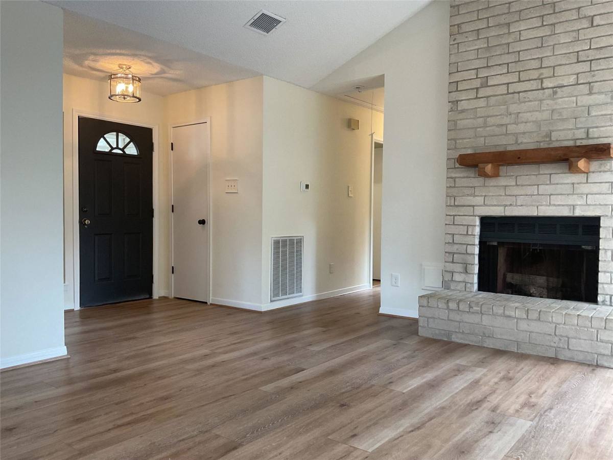 House for rent at 28 E Lance Leaf Rd, Spring, TX 77381