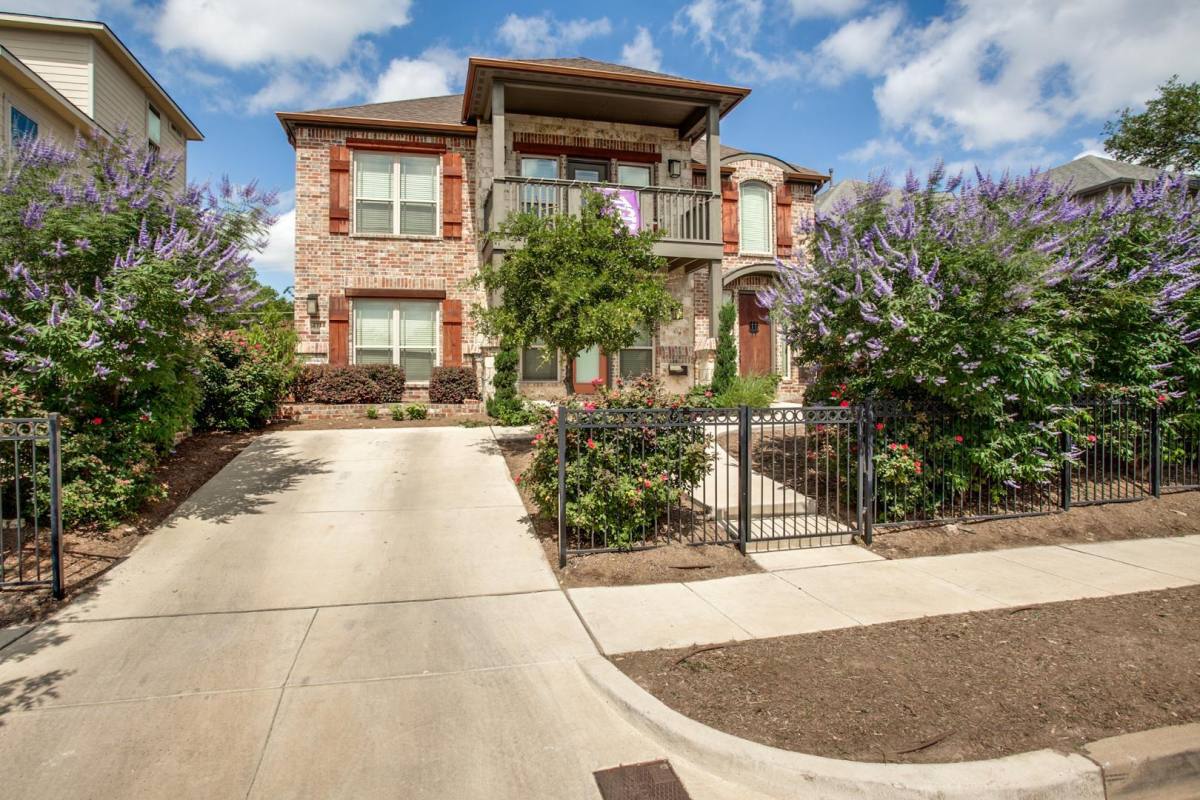 Townhouse for rent at 2714 Merida Ave, Fort Worth, TX 76109