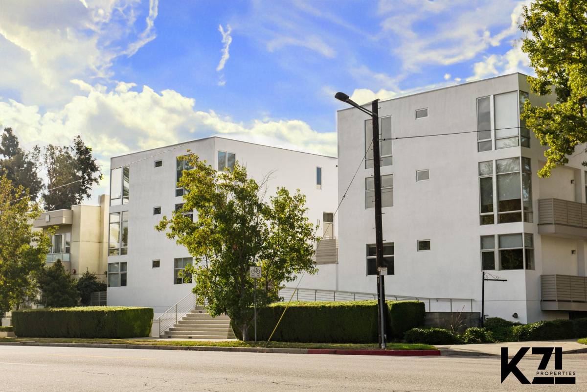 House for rent at 14224 Riverside Dr, Sherman Oaks, CA 91423