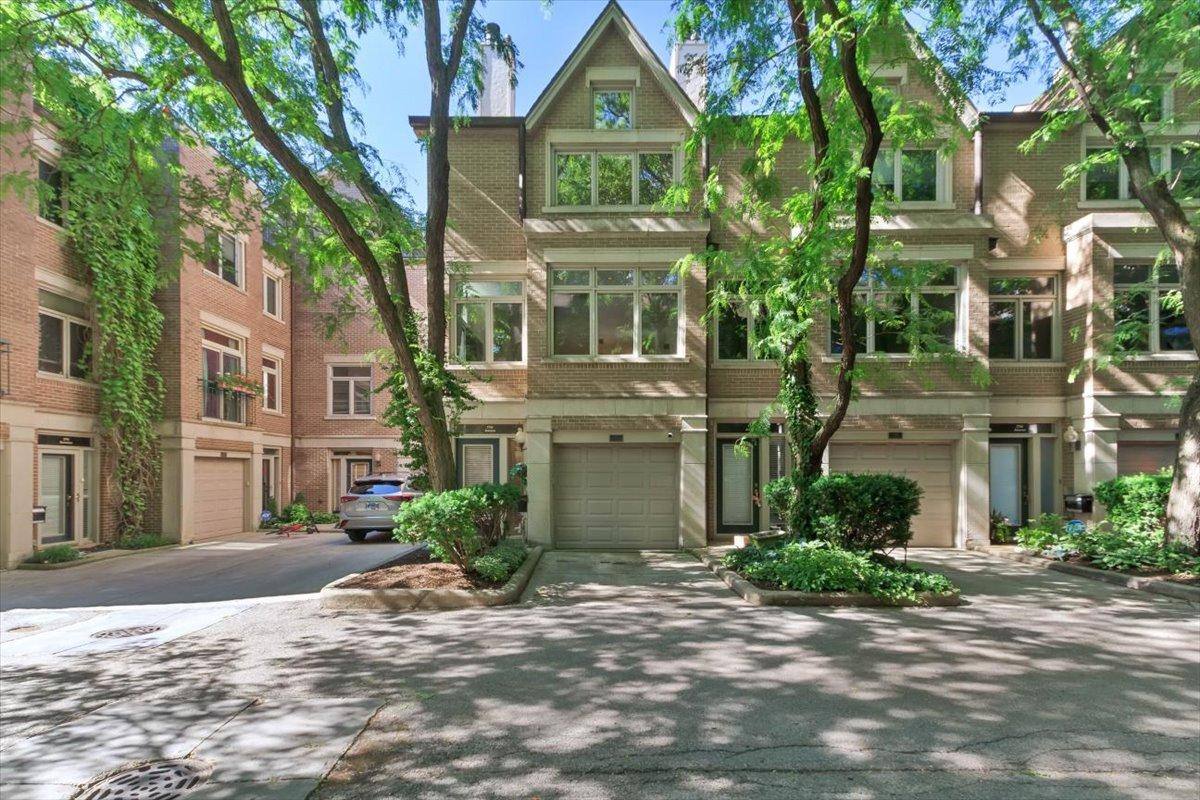 Townhouse for rent at 2744 N Janssen Ave, Chicago, IL 60614