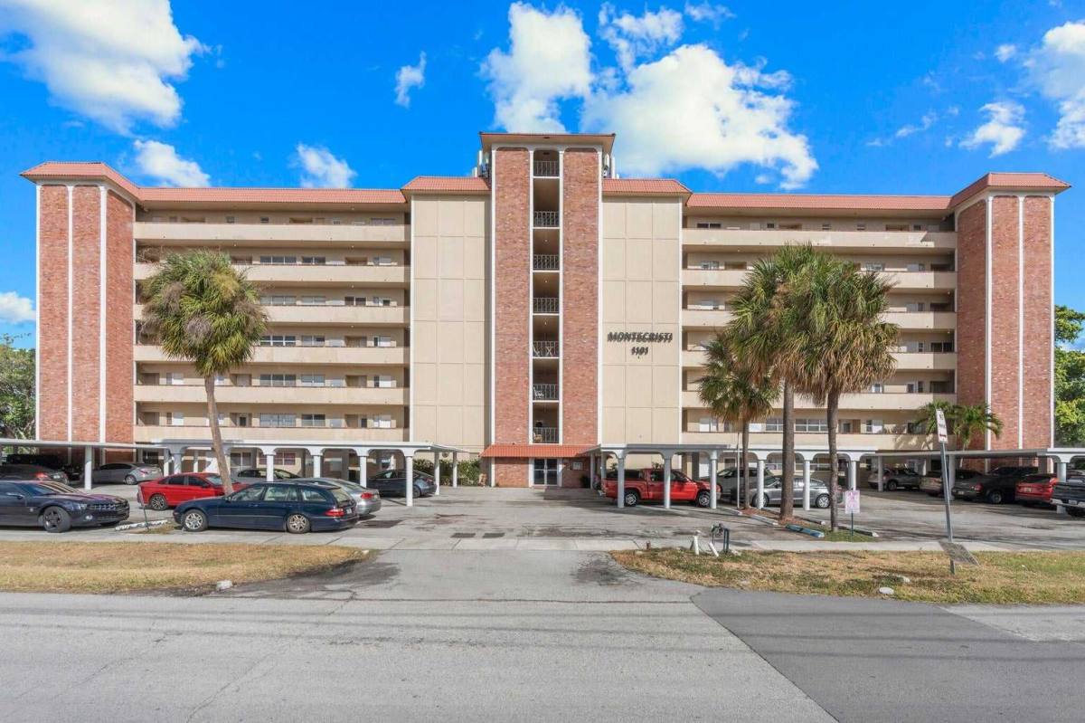 Apartment for rent at 1101 Crystal Lake Dr, Pompano Beach, FL 33064