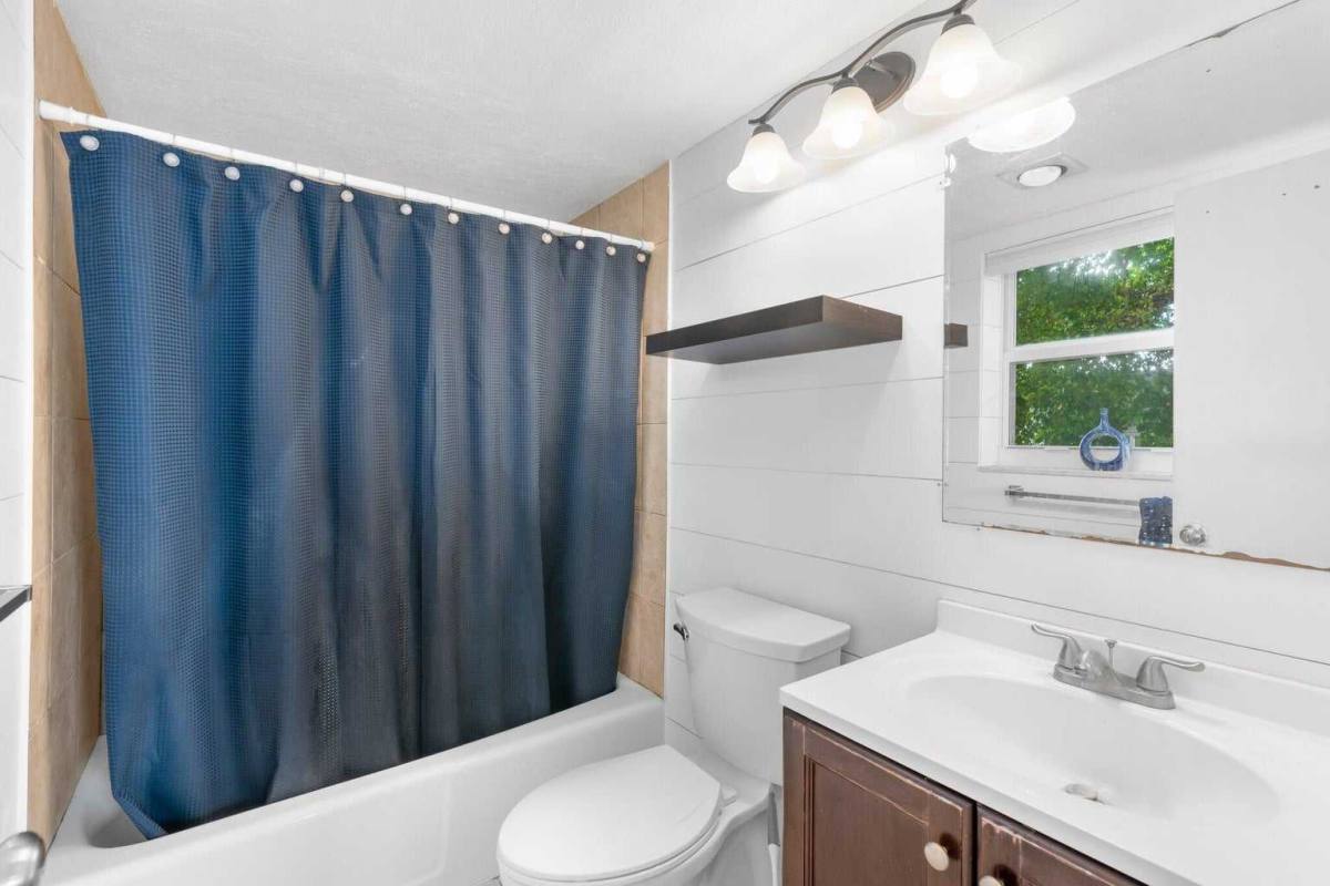 Apartment for rent at 1101 Crystal Lake Dr, Pompano Beach, FL 33064