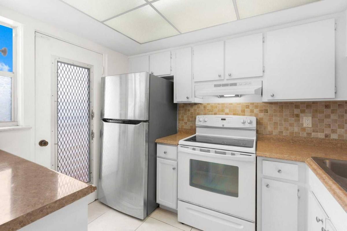 Apartment for rent at 1101 Crystal Lake Dr, Pompano Beach, FL 33064